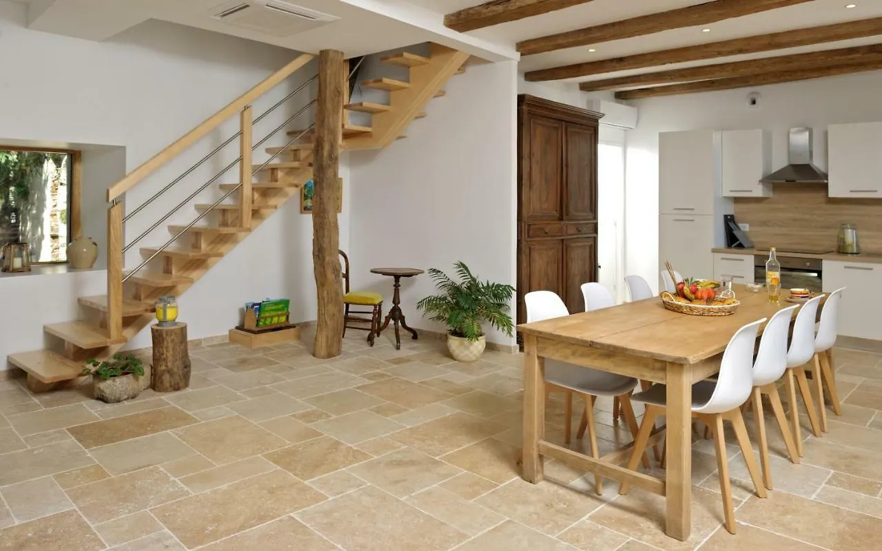 Salles-Curan Gites Domaine Du Charouzech 0*,  צרפת